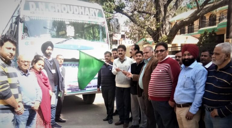 Photo Director Agriculture Jammu, Sh InderJeet While Flagging Off Farmers on Expouser Visit to Palampur.