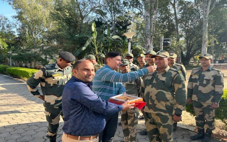 Samba-Administrationcelebrates-Deepawali-with-BSF-Jawans-on-Border-Posts-1024x640-1