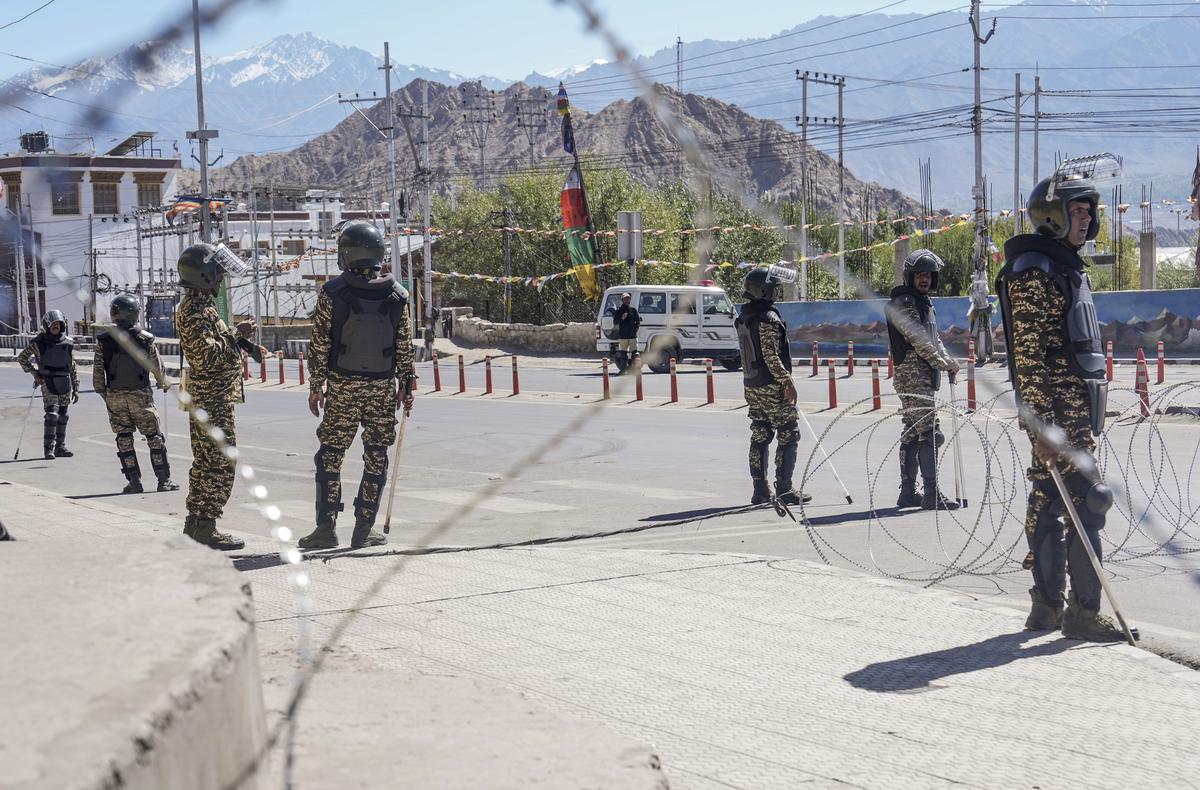 Police deployed in Leh during the curfew
