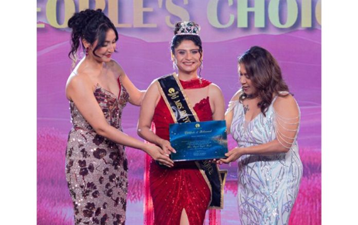 Advocate Gayatri Jamwal receiving the Mrs India Inc. Beyond People’s Choice Award 2025