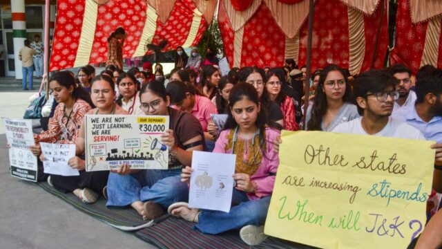 medical interns in Jammu and Kashmir protesting for stipend increase